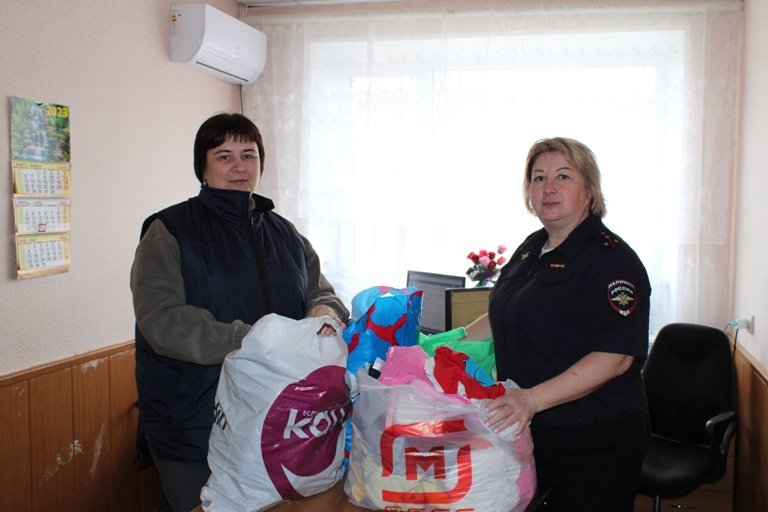 В Еткульском районе полицейские организовали сбор детских вещей и передали их в отделение помощи семье и детям