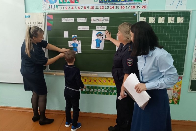 Полицейские провели интерактивную игру о знакомстве со службой в МВД для учащихся Еткульской начальной школы