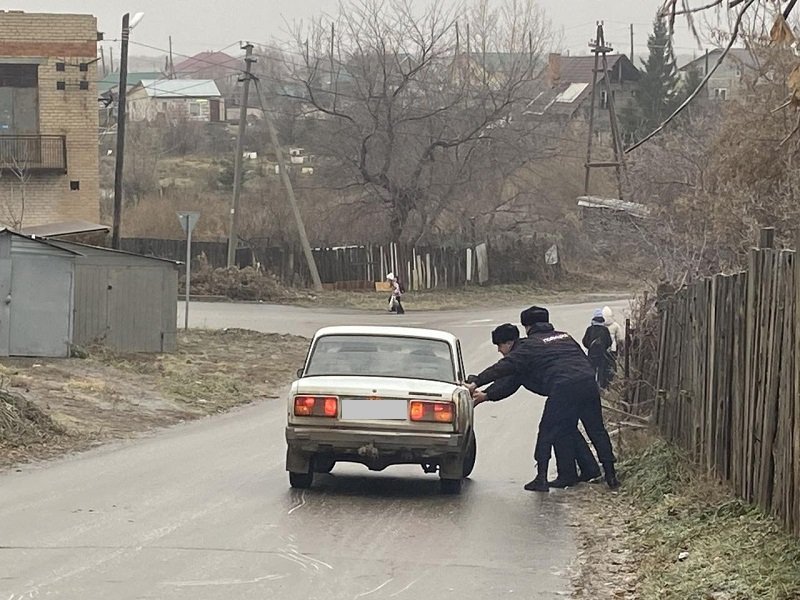 Полицейские Еткульского района пришли на помощь водителю, оказавшемуся в трудной ситуации