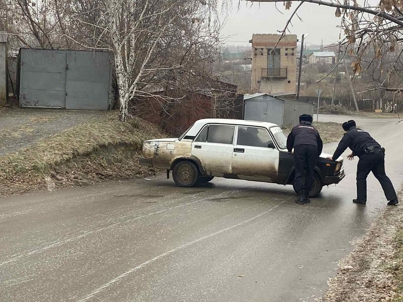 Полицейские Еткульского района пришли на помощь водителю, оказавшемуся в трудной ситуации